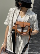 小包包女夏季2021新款马鞍包新款斜挎包格子网红超火宽带今年流行