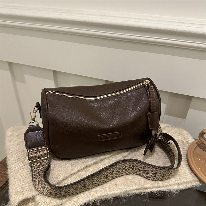 2024 otoño y invierno nuevo bolso de hombro de banda ancha de mujer bolso de mochila casual retro puerto de aire exterior bolso bajo la axila