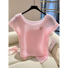 今年はきれいなピンクのニットtシャツが流行しています。