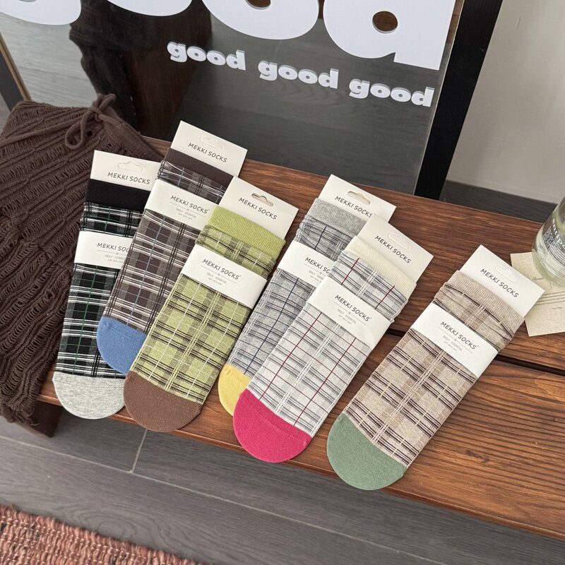 Early autumn women's socks, beautiful retro plaid lace stacked socks, high-end versatile dark gray mid-calf socks for girls Early autumn women's socks, beautiful retro plaid lace stacked socks, high-end versatile dark gray mid-calf socks for girls