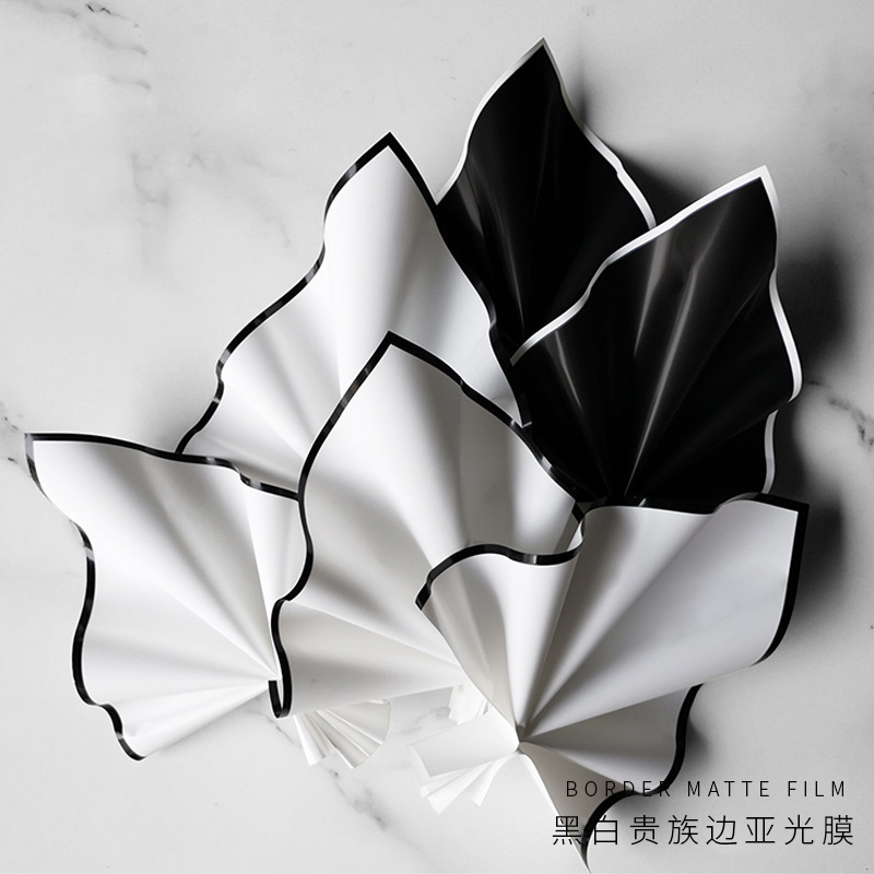 Huaxi Festival Ching Ming Embalaje de ramo Blanco y negro Aristocrático borde película mate Embalaje de flores Embalaje de ramo de crisantemo impermeable