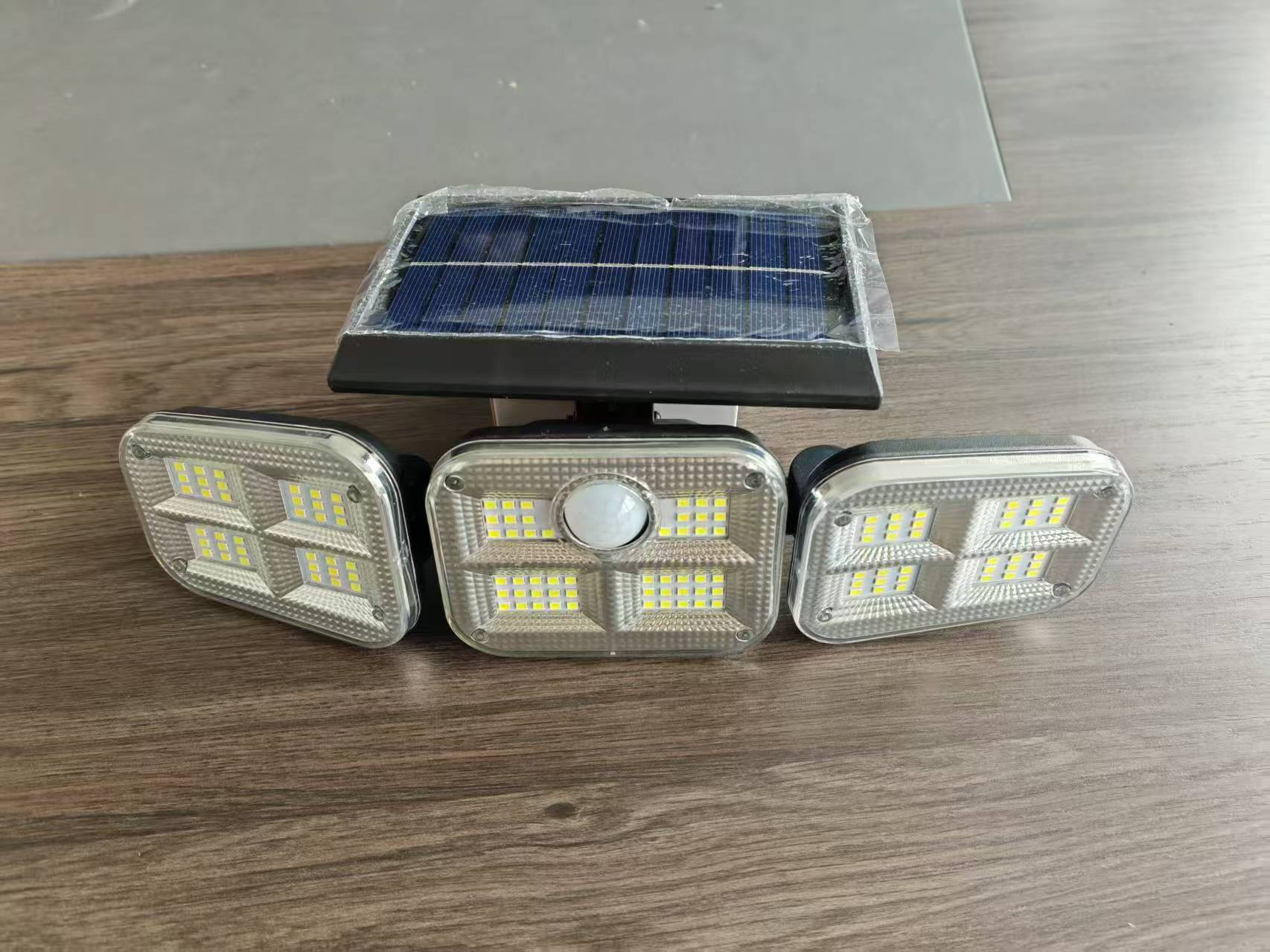 Nueva lámpara solar de pared con tres cabezales giratorios, iluminación exterior, farola impermeable, sensor de movimiento, iluminación de carreteras, lámpara de jardín