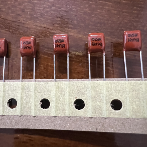 CBB电容104 0.1uf 250V 脚距5mm