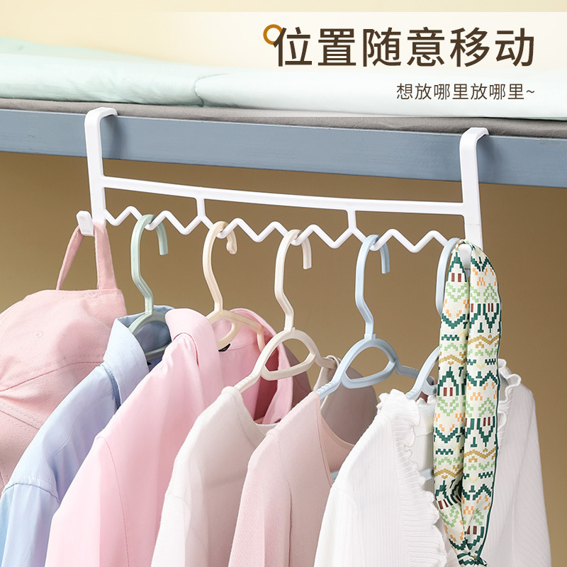 国境を越えた道具を掛けてベッドの上の服を掛けてベッドの上にハンガーを掛けて学生の寝室の寮の物置を掛けます。|undefined