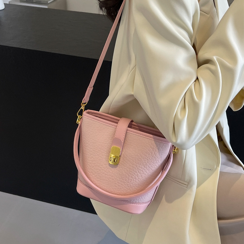 This year, minimalist texture portable bucket crossbody are popular. 2024 new trendy and versatile casual small bags_voghion.com