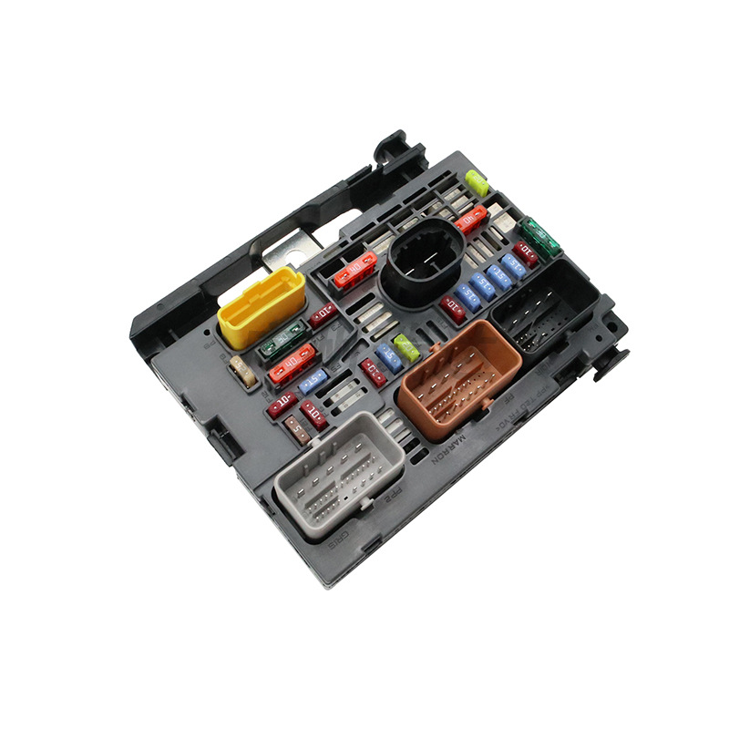 9807028780 es adecuado para Peugeot 307 caja de fusibles de automóvil 9807028780 stock
