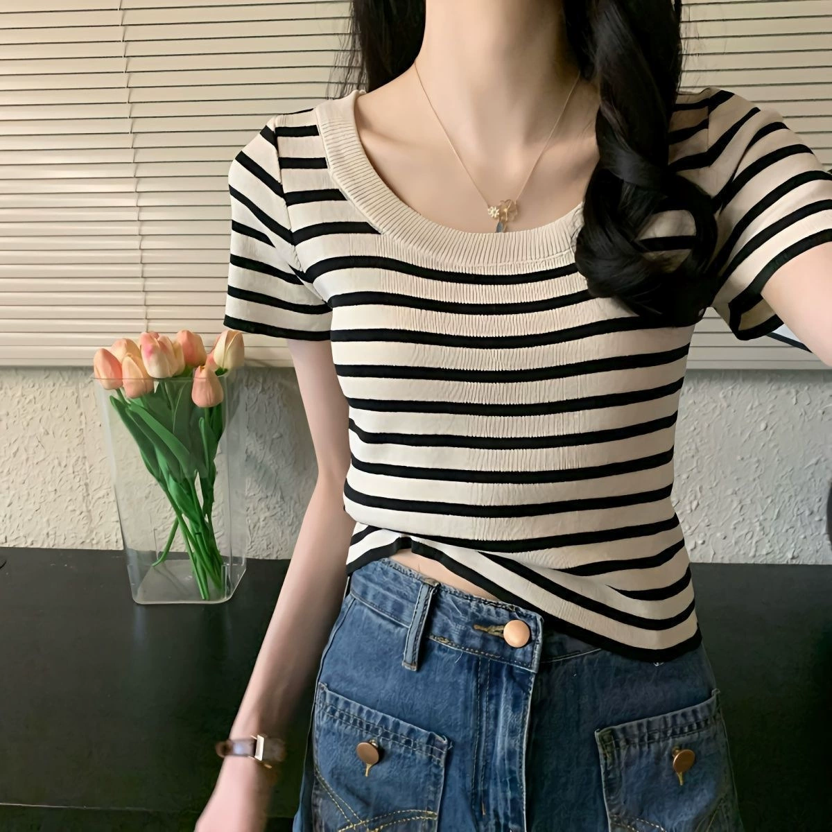 Летняя футболка из ледяного шелка с коротким рукавом, дизайн нишевый, полосатый, облегающий короткий топ 2025