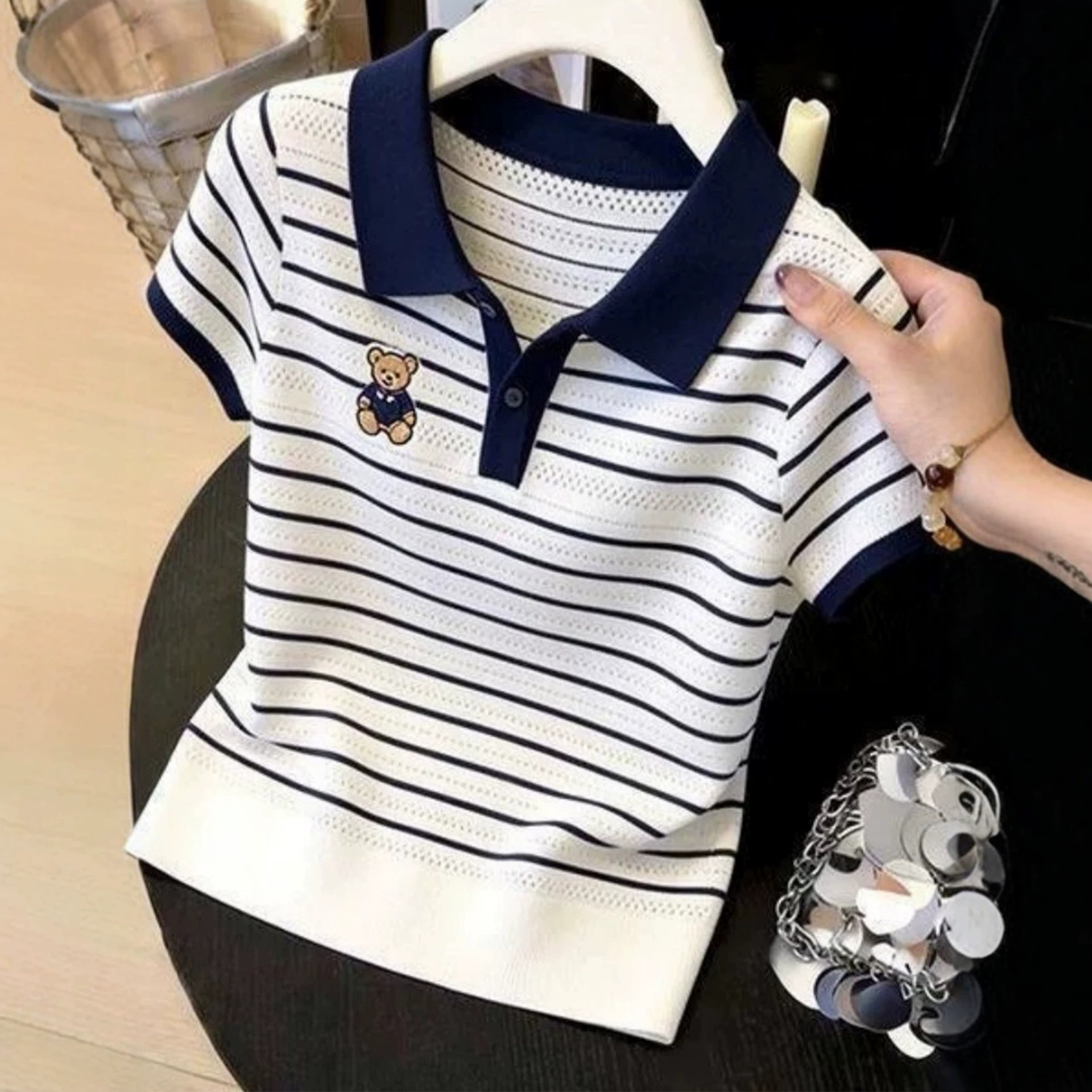Áo thun polo nữ tay ngắn sọc kẻ họa tiết thêu gấu — Xanh lông mòng đen