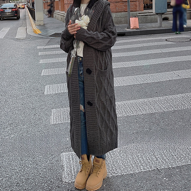24 invierno Puyuan Retro encapuchado de torsión de estilo medio y largo abrigo de suéter para mujeres otoño invierno perezoso