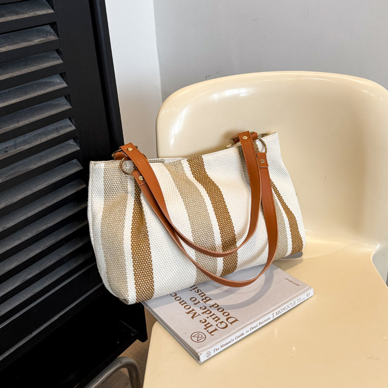Otoño de este año popular banda de gran capacidad versátil bolsa de lona casual 2025 nueva bolsa de hombro de viaje para mujeres