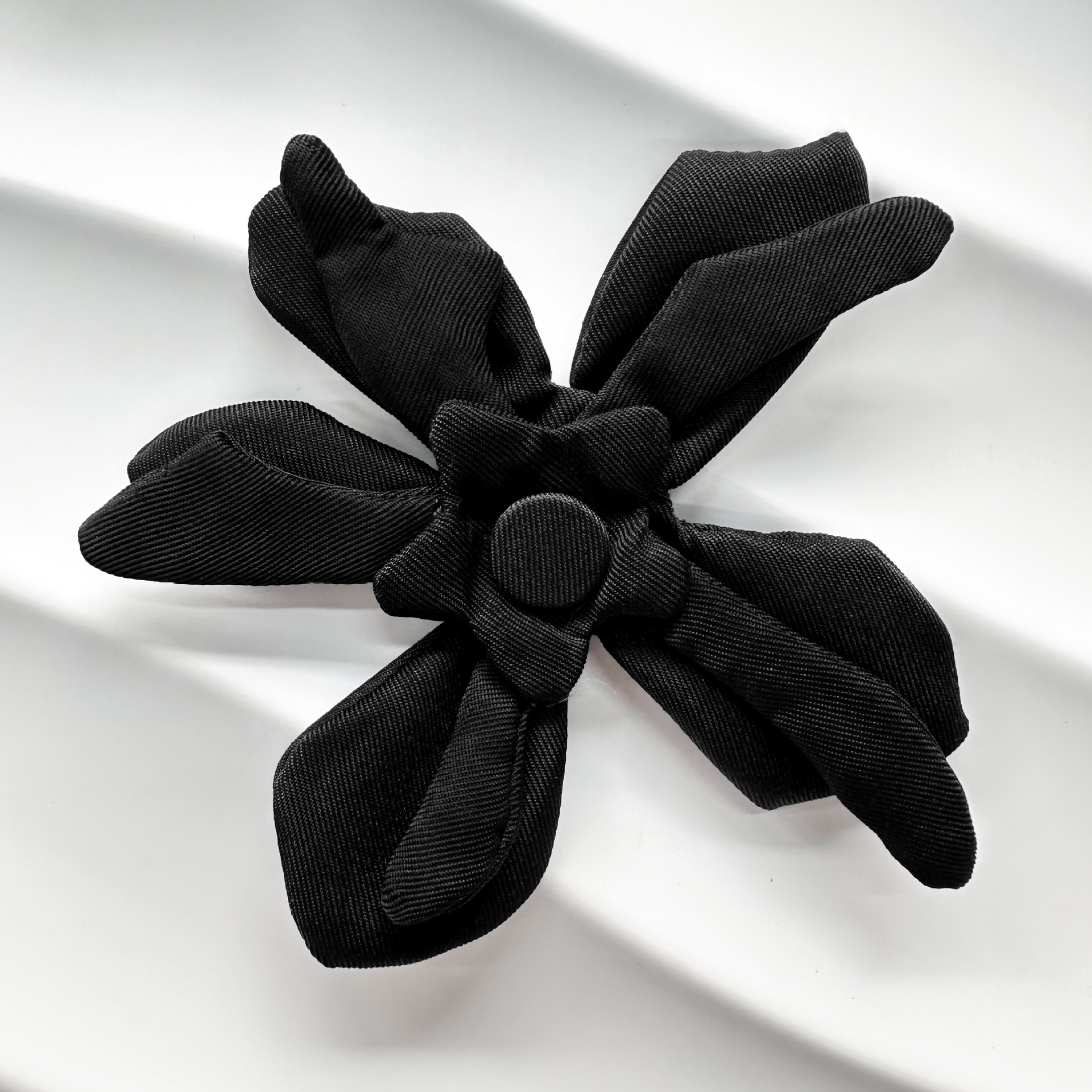 Inventario pequeño viento de cinco hojas flores de pecho blanco tela de flores zapatos de moda sombreros bolsos joyas para el cabello decoración de ropa image 7
