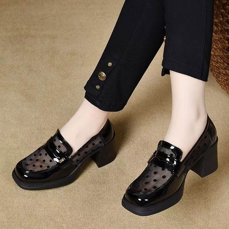 2026 verano para usar zapatos de malla de cuero esmaltado negro medio trapezo para aumentar la altura de los zapatos Lefour huecos transpirables Mueller