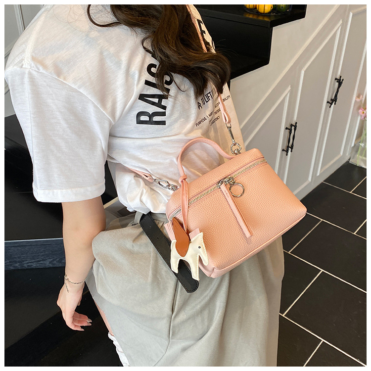 This year's popular simple hand-held small bag for women, the 2025 new women's single-shoulder bag, is elegant and fashionable, a crossbody small bag undefined