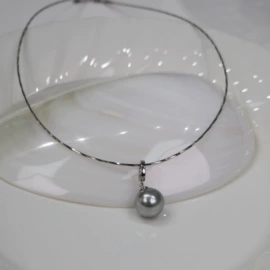 项链;耳钉;手链