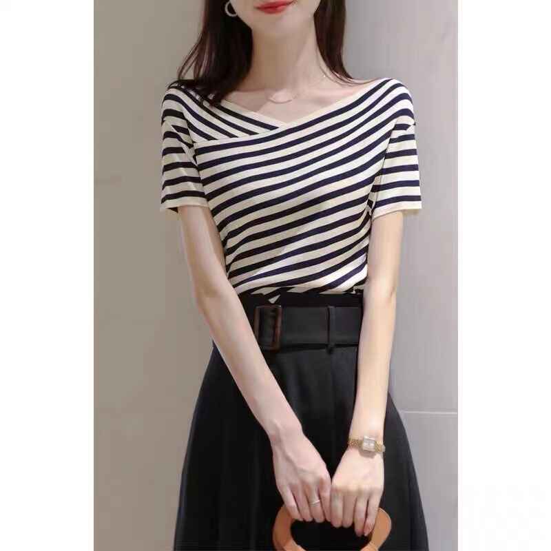 Lianyishe Slimming and Stylish~ Black and White Striped Women's 2026 New Collar Design Relaxed Slimming Short Sleeve Knit Top