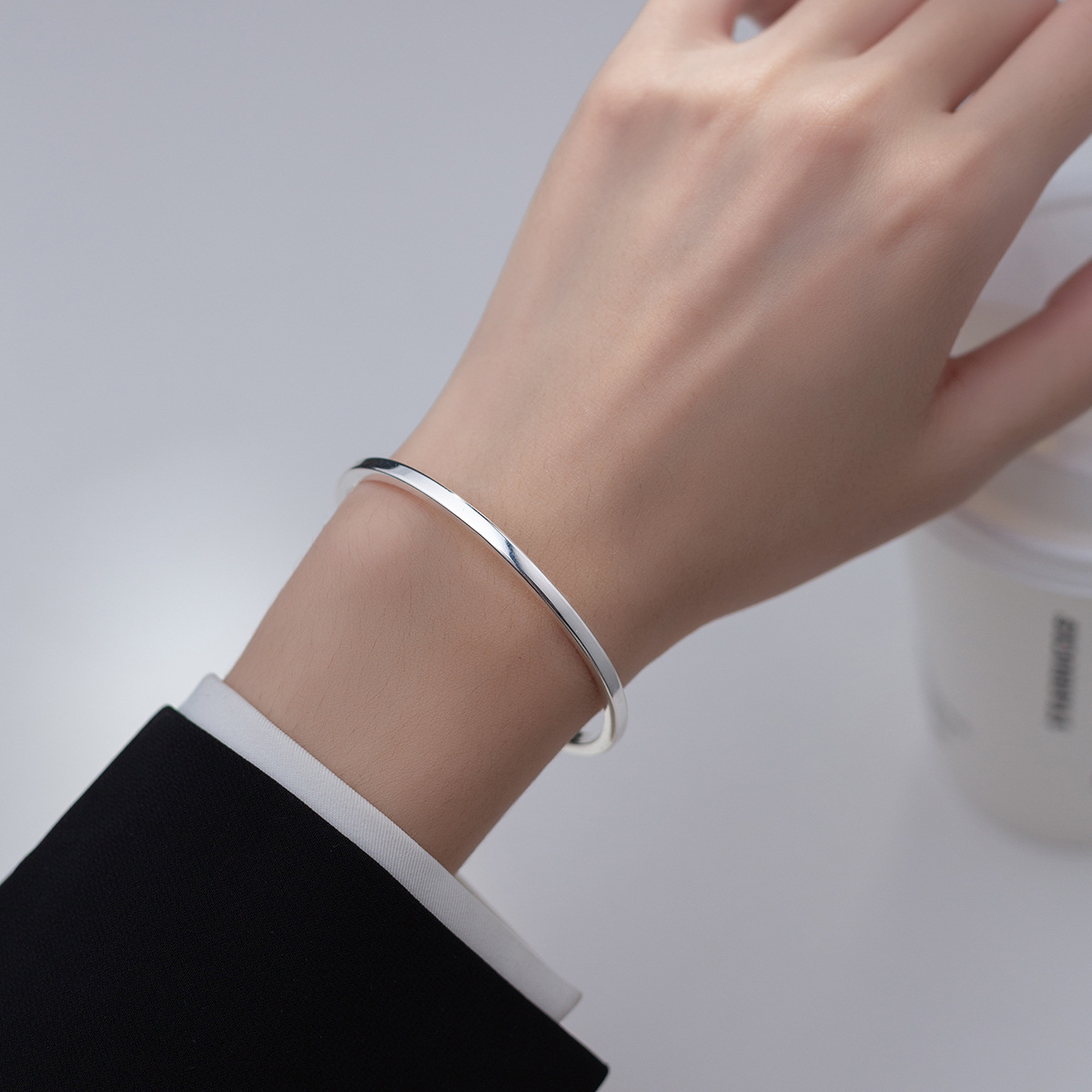 Pulsera abierta brillante minimalista de plata de ley S925, línea geométrica, diseño de nicho, apertura, joyería de mano S5802
