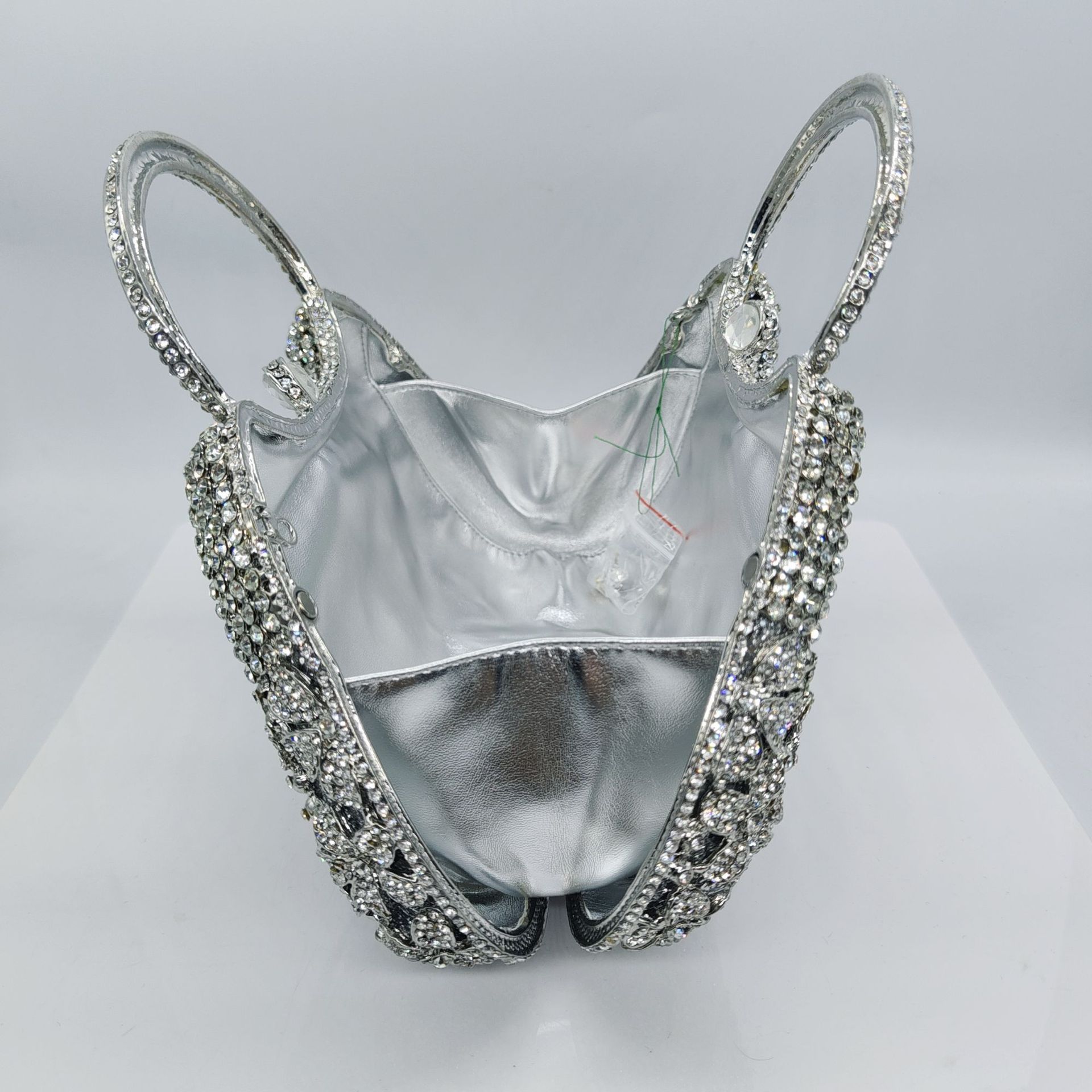 Selección estricta de la nueva margarita transfronteriza gran mano con diamantes banquete europeo y americano lleno de diamantes bolsas de mano clutch nuevo