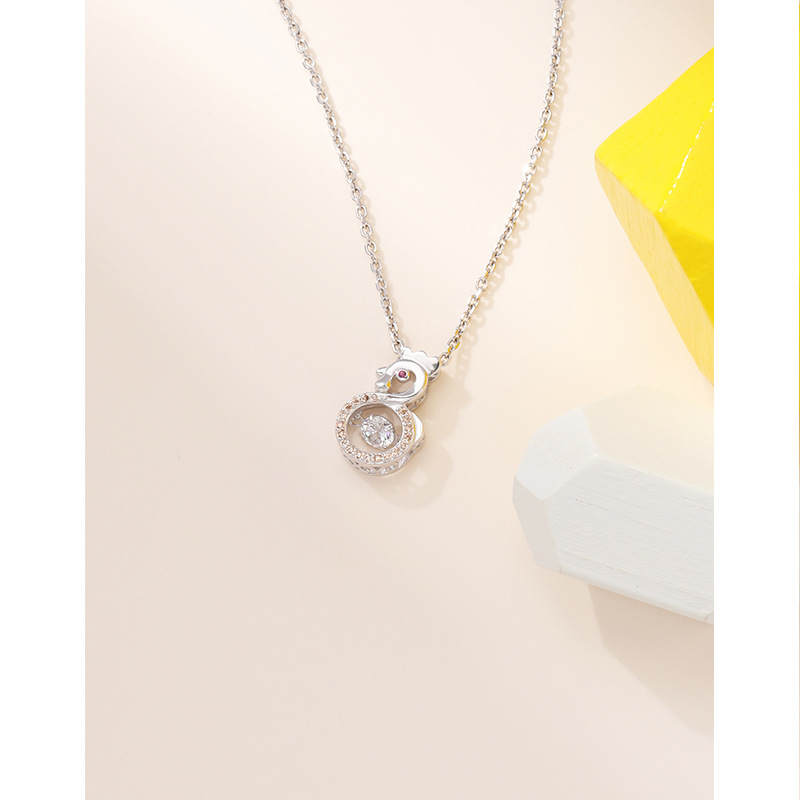 S925 plata esterlina collar de pollo del zodiaco nicho femenino temperamento simple diamante incrustado inteligente colgante cadena de clavícula corazón en movimiento