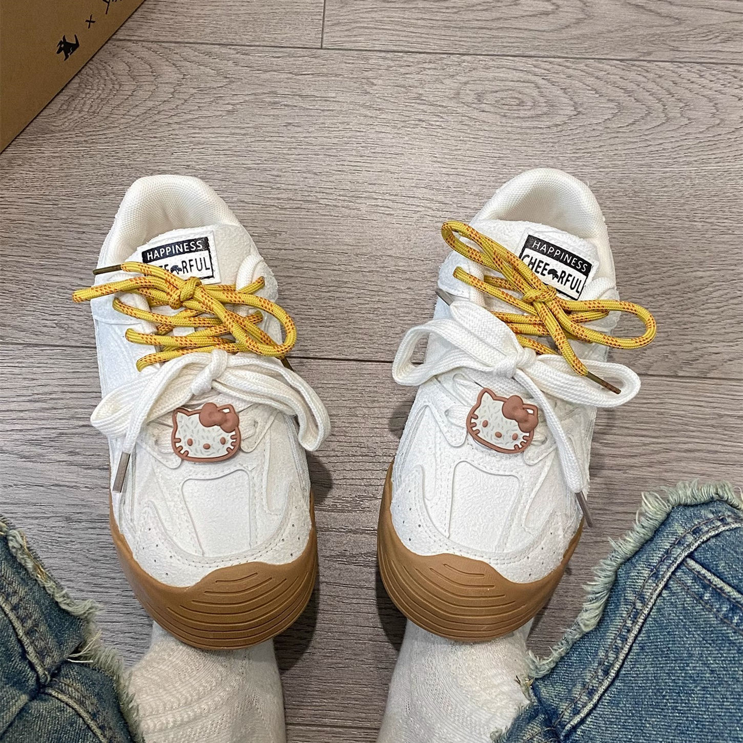 Pequeños zapatos blancos para mujeres 2024 nuevos zapatos de entrenamiento de cabeza redonda de estilo universal chic nicho diseño de zapatos de skate casuales para estudiantes