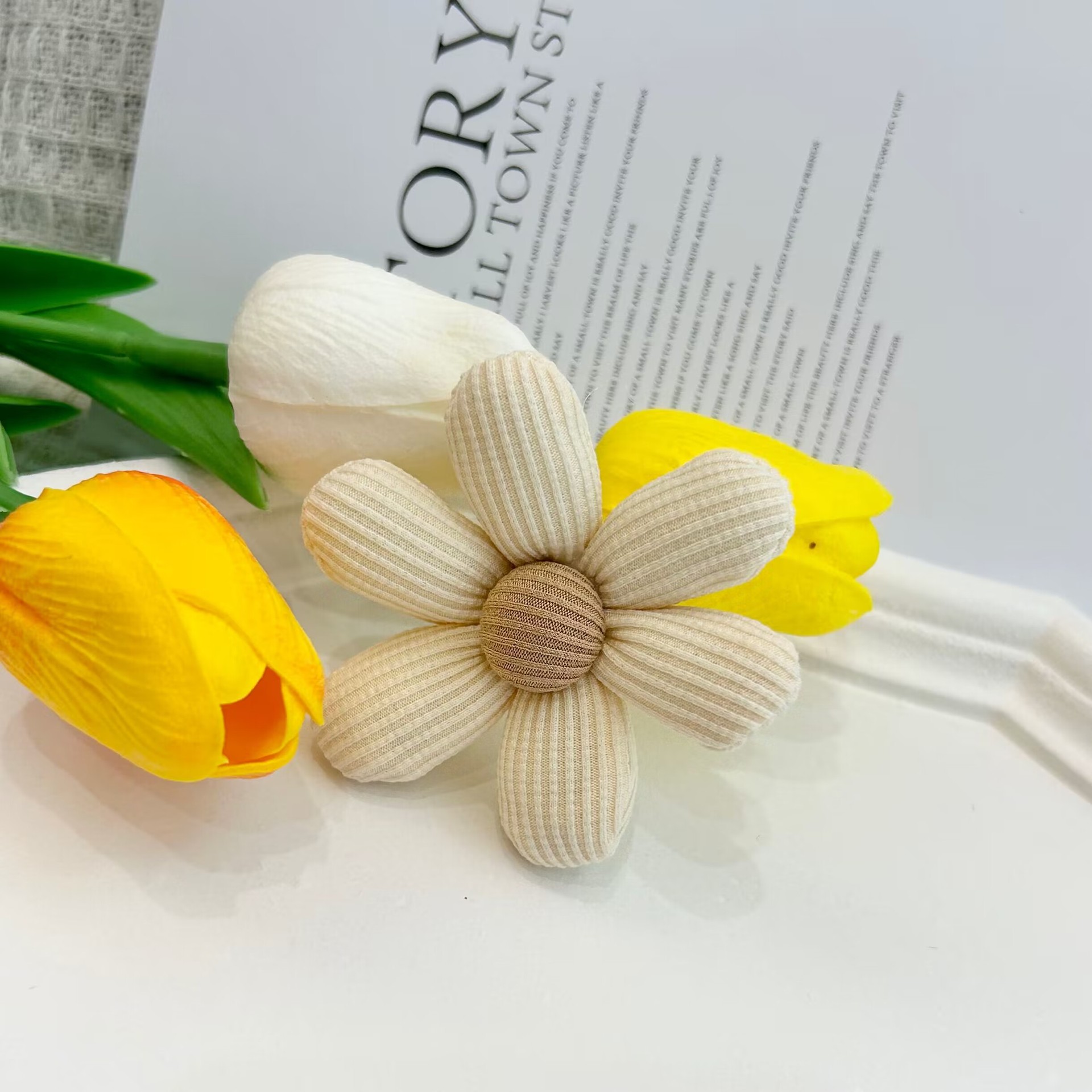 トウモロコシの粒の七色のかわいい花の部品のDIYは綿の6弁の花の頭飾りの部品のブローチの部品の卸売りを詰めます。