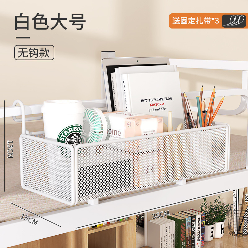 学生が学校に通うために寮のベッドの上にバスケットを掛けます。ベッドの上に物を置く棚があります。|undefined