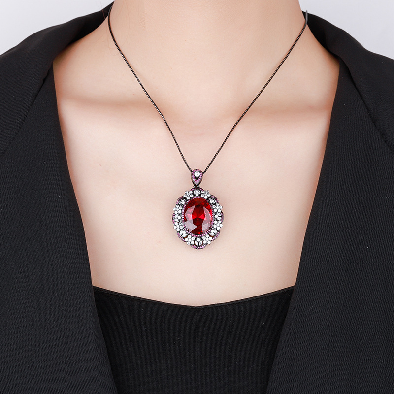 2024 nueva joyería Zhuang Shengsheng fondo de cobre chapado en oro simulación corindón rojo cristal puntiagudo azul oro negro colgante de personalidad 15*20