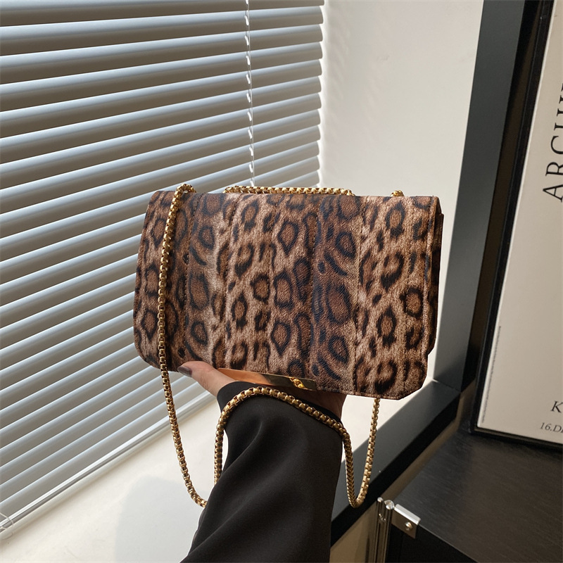 Estampado de leopardo de moda de este año 2024 invierno nuevo estilo ligero lujo textura banquete cadena estilo occidental pequeño bolso cuadrado bolso femenino