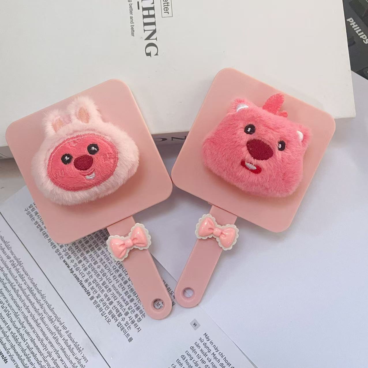 Mango de dibujos animados de castor con peine, espejo de maquillaje portátil, peine de espejo de corazón de niña