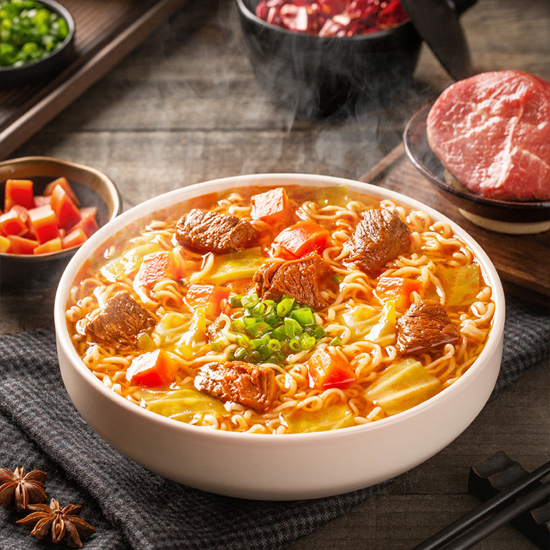 康師傅のインスタントラーメンの力爽ラーメンの袋の中の赤焼の牛肉の麺のカップラーメンの夜食のインスタント食品の箱の卸売りは碗を送ります。|undefined