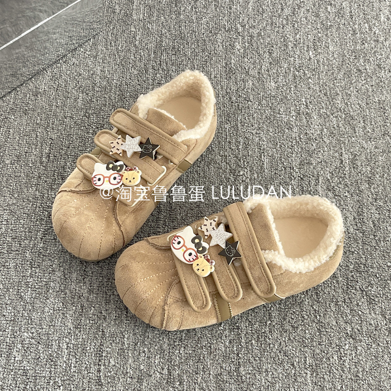 Concha cabeza velcro de entrenamiento de otoño invierno 2025 nuevo aumento de caída deportes de caña casual zapatos de fiesta de estudiantes pequeños blancos