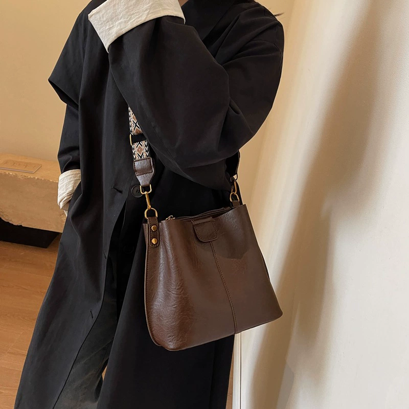Demi-season straps, fashionable one-shoulder bag, 2023 collection, high-end