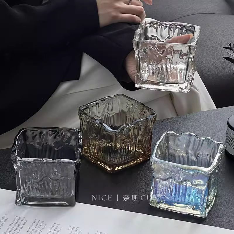 GLASS INS 인터넷 연예인 빛 럭셔리 틈새 창조적 인 홈 거실 장식품 연기 모래 고급 감각 얼음 블록 재떨이를 제공합니다.