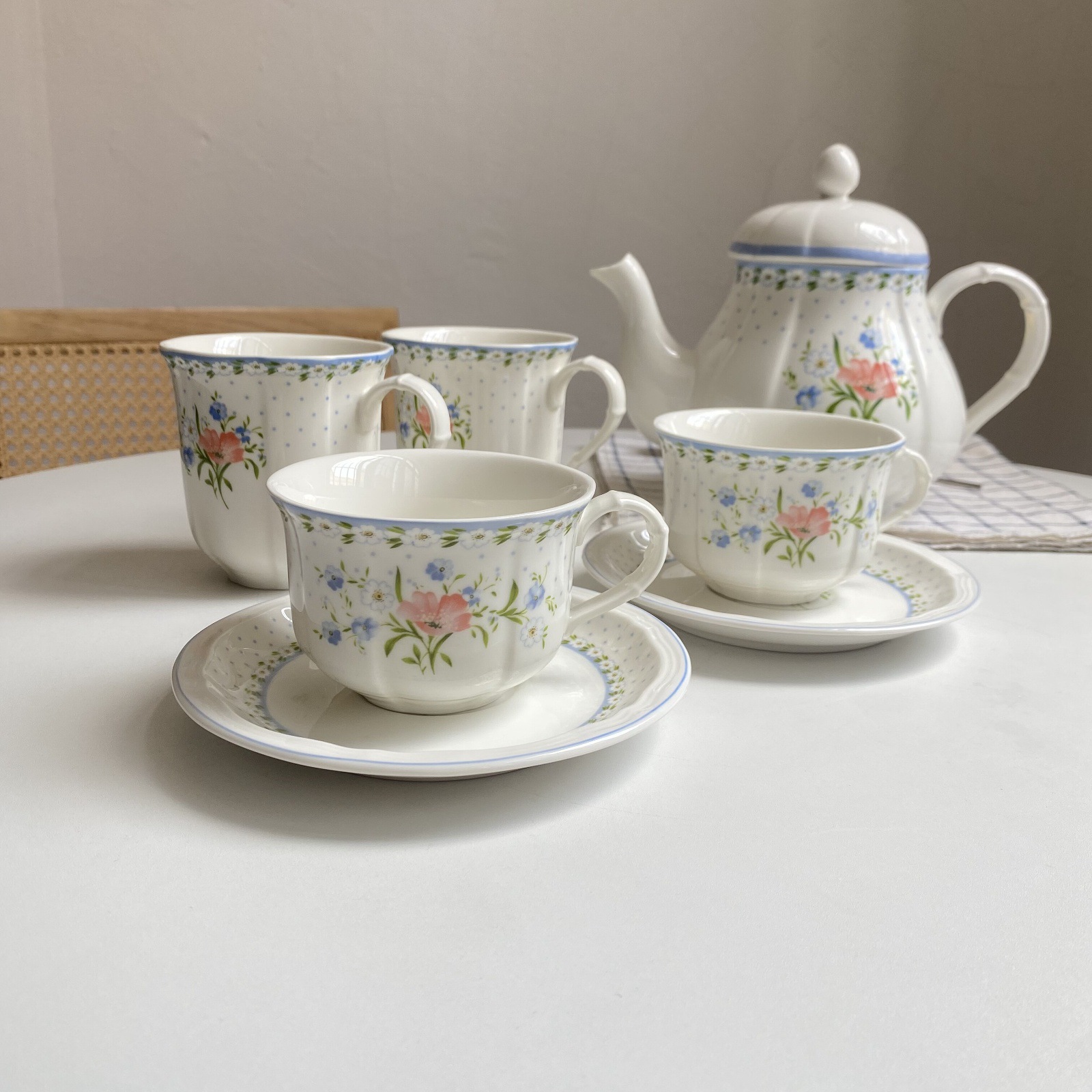 Comercio exterior simple taza de café de cerámica de alto valor nominal pequeña flor triturada set de té de la tarde té negro taza de café taza de té plato