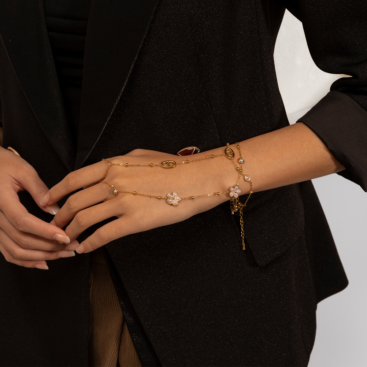 Pulsera de acero inoxidable europea y americana TENA lujo ligero nicho universal lujo ligero diseño sensación de joyería de mano venta caliente transfronteriza titanio acero mujer