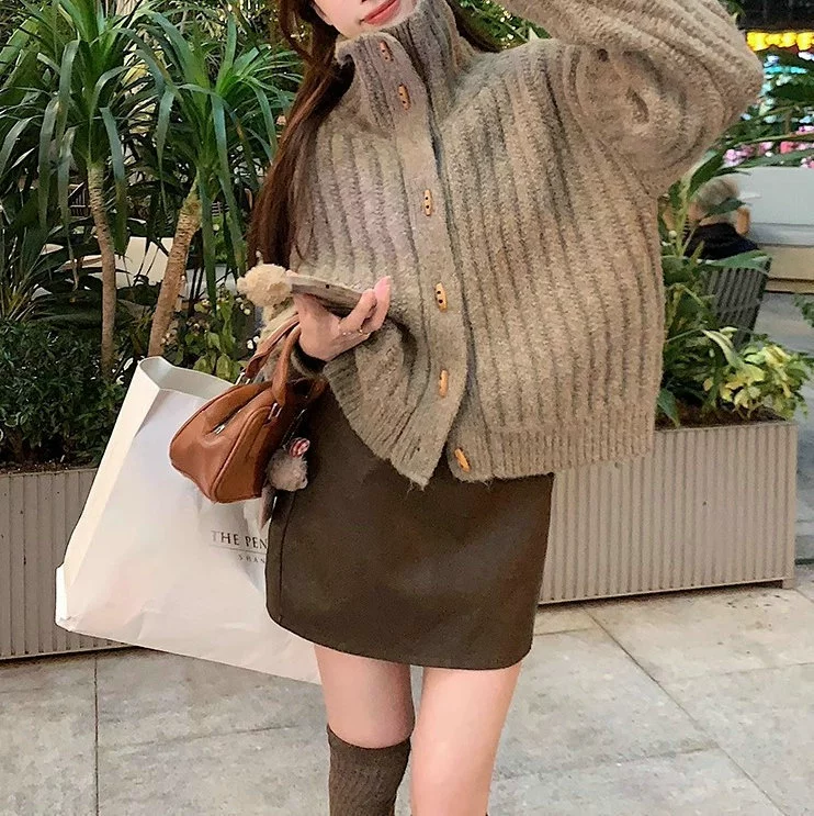 Женский кардиган-свитер с воротником-стойкой, ретро-дизайн, мягкий и вощеный, с пуговицами из рога, осень-зима 2025, утолщенный трикотаж, ленивый стиль