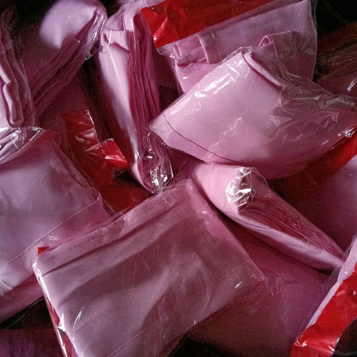 Nuevo restaurante de comida rápida camarero medio cuerpo delantal en blanco delantal sin etiqueta de tres bolsillos