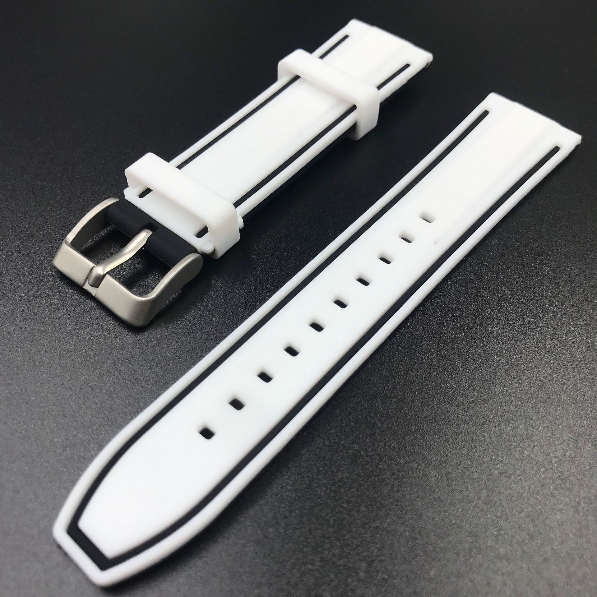 Universal de la correa de silicona transfronteriza interruptor de liberación rápida de dos colores banda de oído adaptador 20 22 24mm de silicona de dos colores Reloj