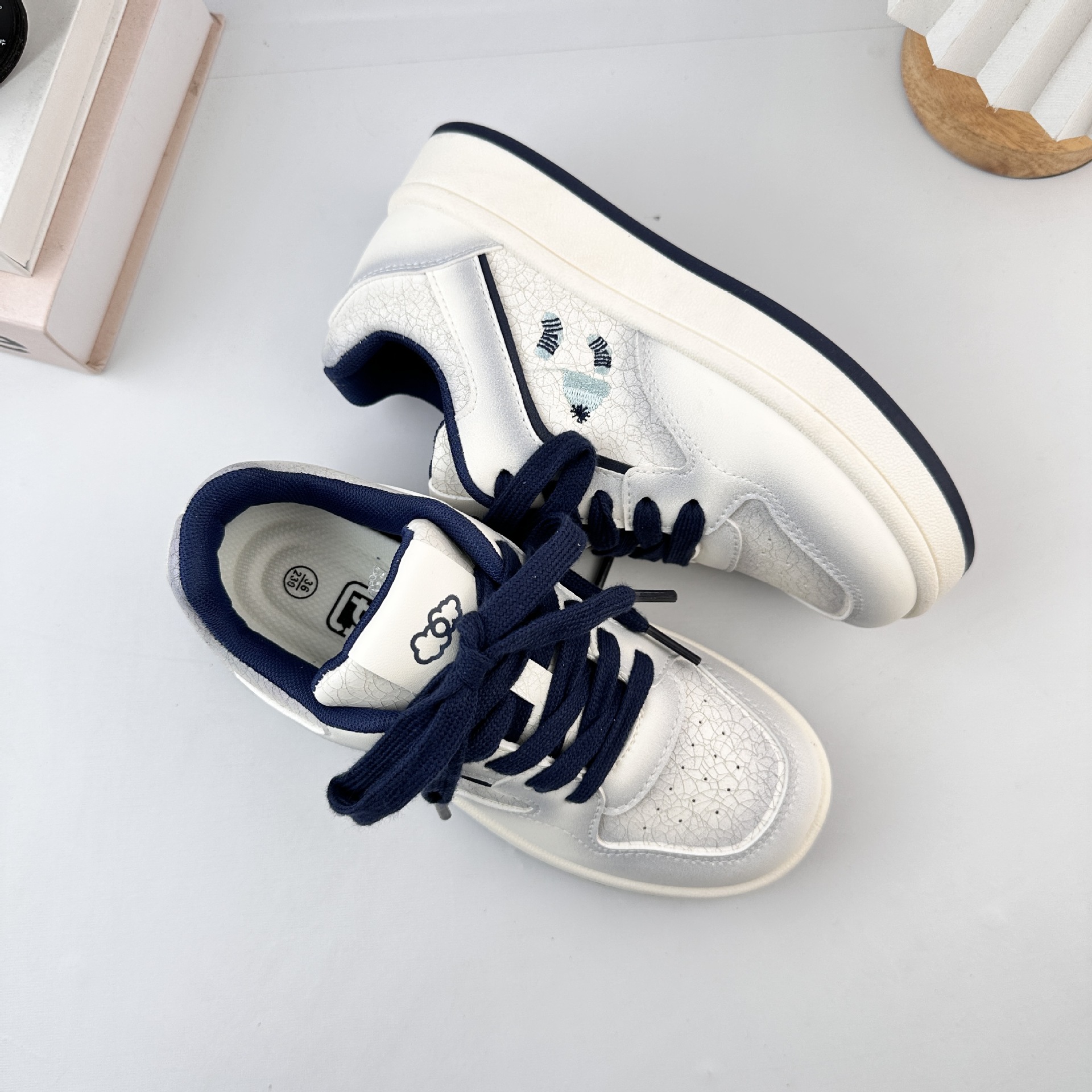 Zapatos blancos de fondo grueso de estudiantes de ondas distantes para mujeres 2025 otoño in-mode universal de moda de estudiantes zapatos de skate casuales zapatos de pan