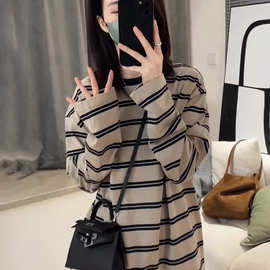 中长款条纹长袖t恤女秋冬新款显瘦宽松打底衫鲨鱼裤搭配的上衣