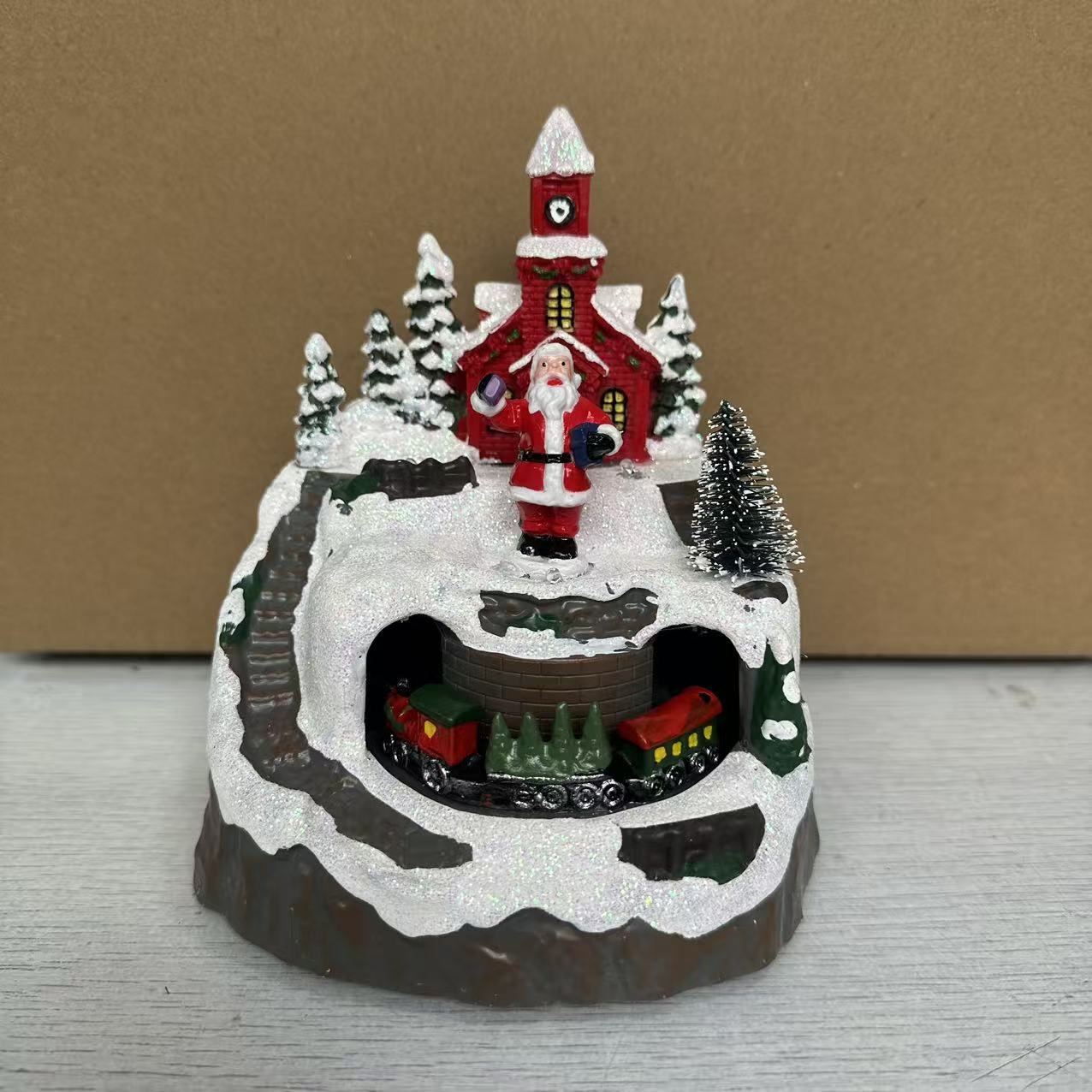 Una variedad de adornos de caja de música luminosa de resina giratoria de Navidad, adornos de tren giratorio, regalos de Navidad