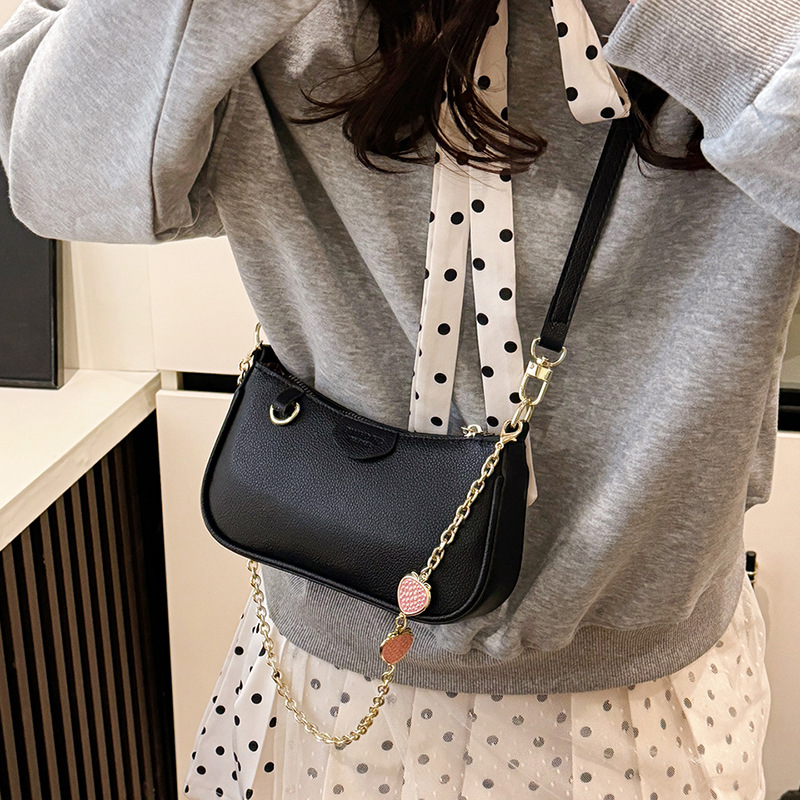 Bolso de cadena popular de este año, nuevo bolso femenino de primavera 2025, bolso de hombro con patrón de lichi fresco, bolso de mensajero de fresa lindo