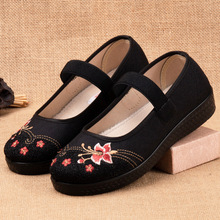 新款老北京布鞋秋款女老年人复古绣花奶奶鞋大脚骨宽松老太太单鞋