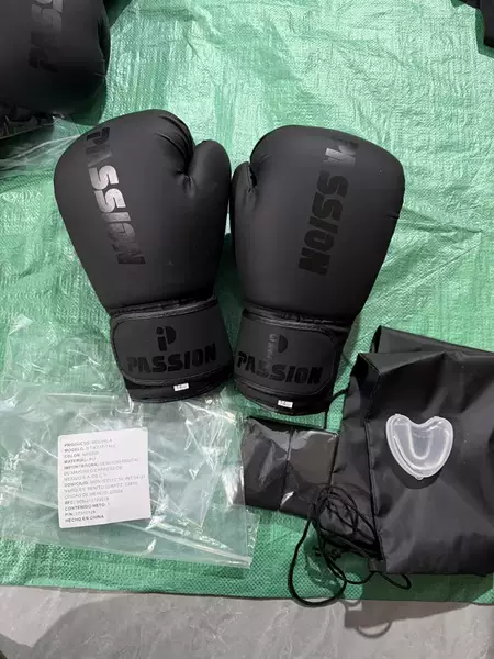 Professional boxing gloves for adults, suitable for Sanda, Muay Thai, and combat sports, for men, women, and children, for training, punching bags, and mouth protection