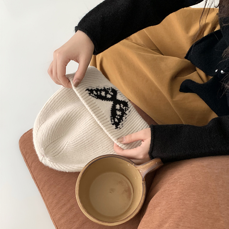 Sombreros de mujer otoño 2025 nueva moda ocio a prueba de viento cálido mariposa gorra de lana de punto gorra al por mayor