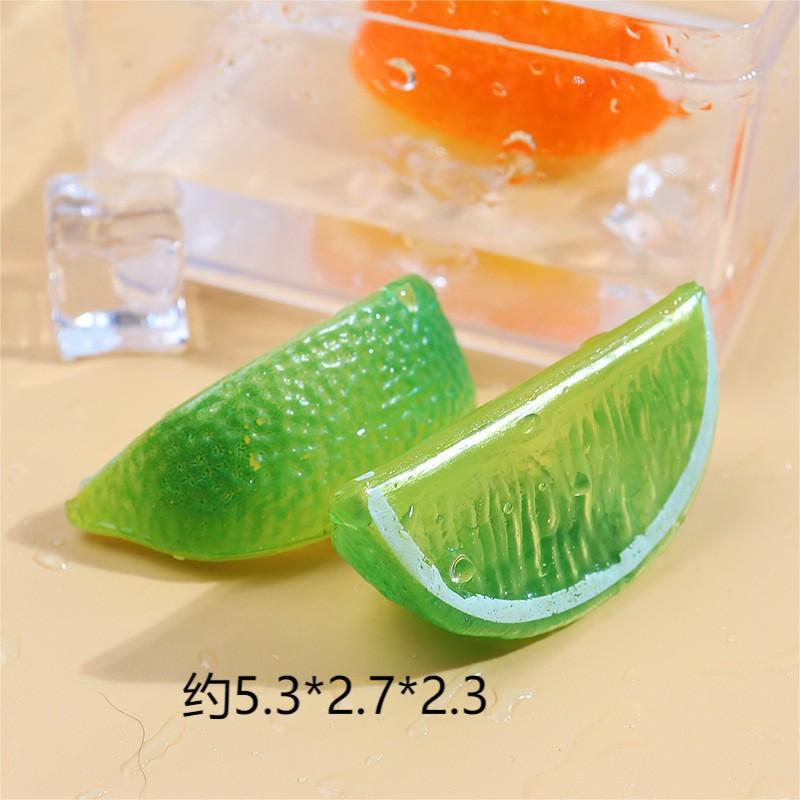 녹색 레몬 슬라이스 1 개