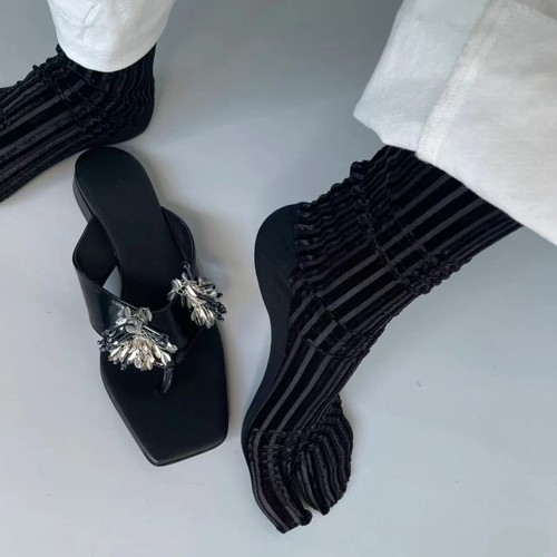 Niche designer catwalk Korean velvet vertical striped bright silk split-toe socks pile socks two-toe Xiaohongshu stockings