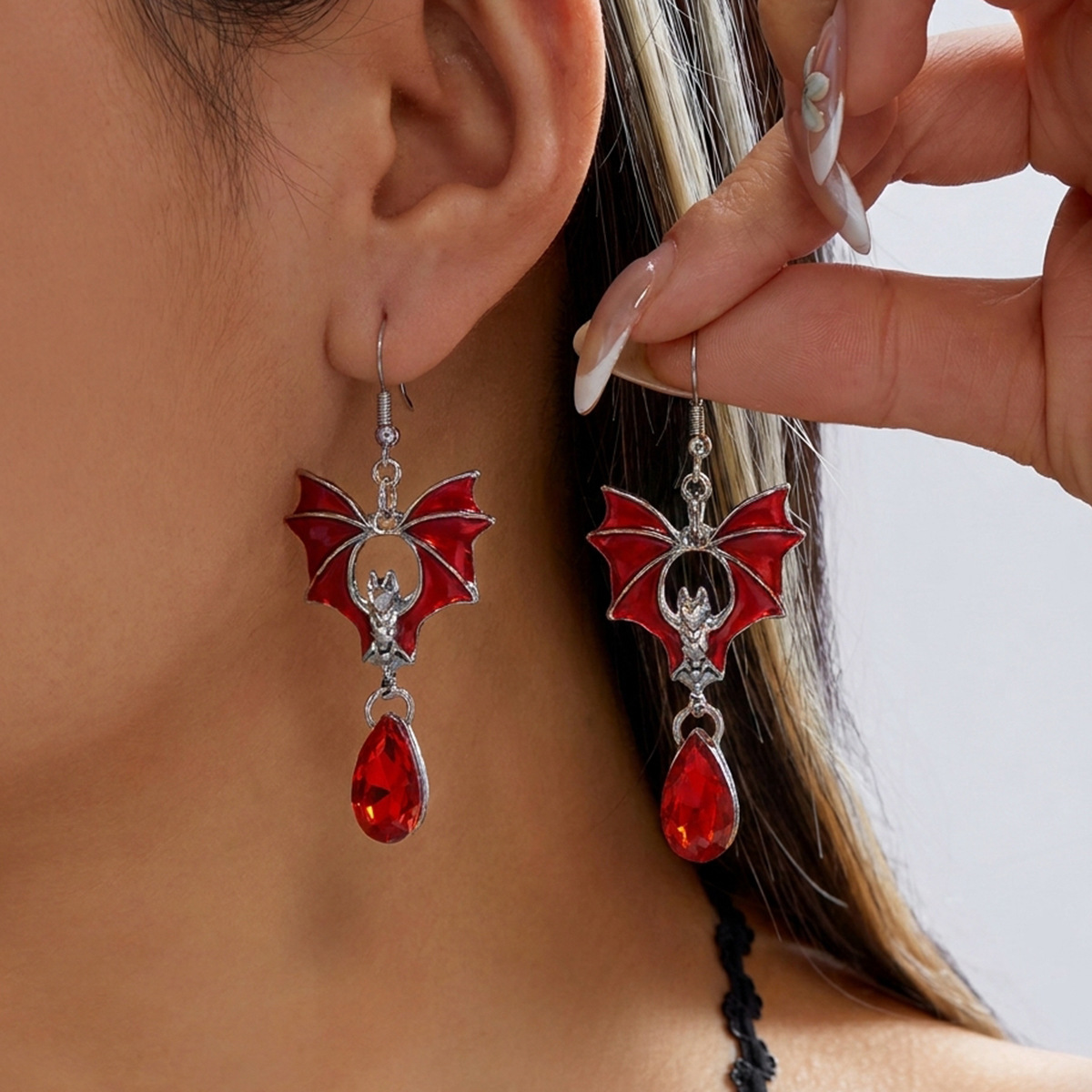 Aretes de Halloween series de diseño gótico oscuro color de choque murciélago colgante de cristal orejas nicho femenino retro