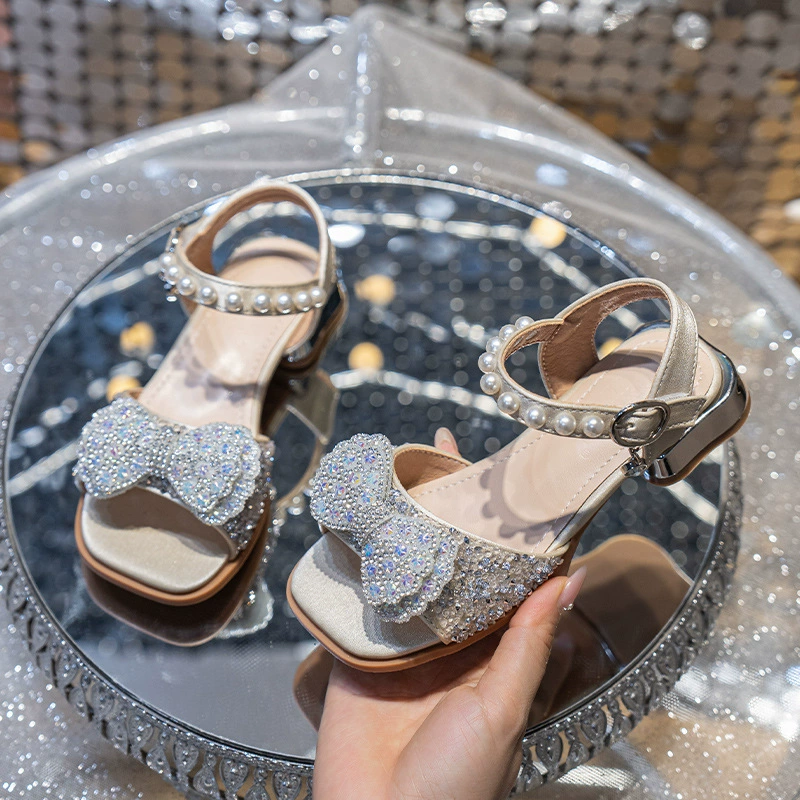 Детские босоножки на небольшом каблуке для девочек, лето 2025, новые, с жемчужным бантом, принцесса, нескользящие, с перфорацией