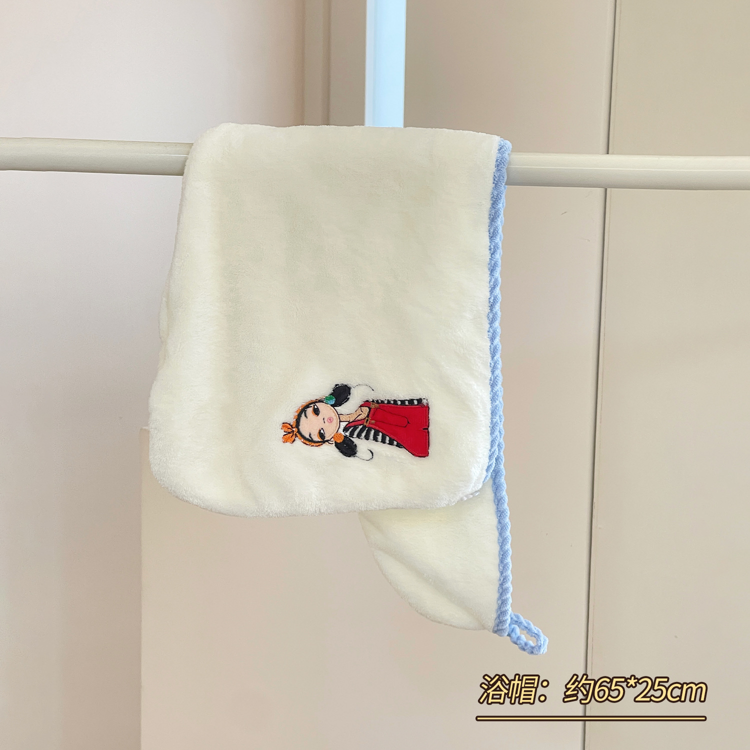 En verano, el hogar absorbe agua y se seca rápidamente. Se puede usar. Se puede envolver en una toalla de baño.