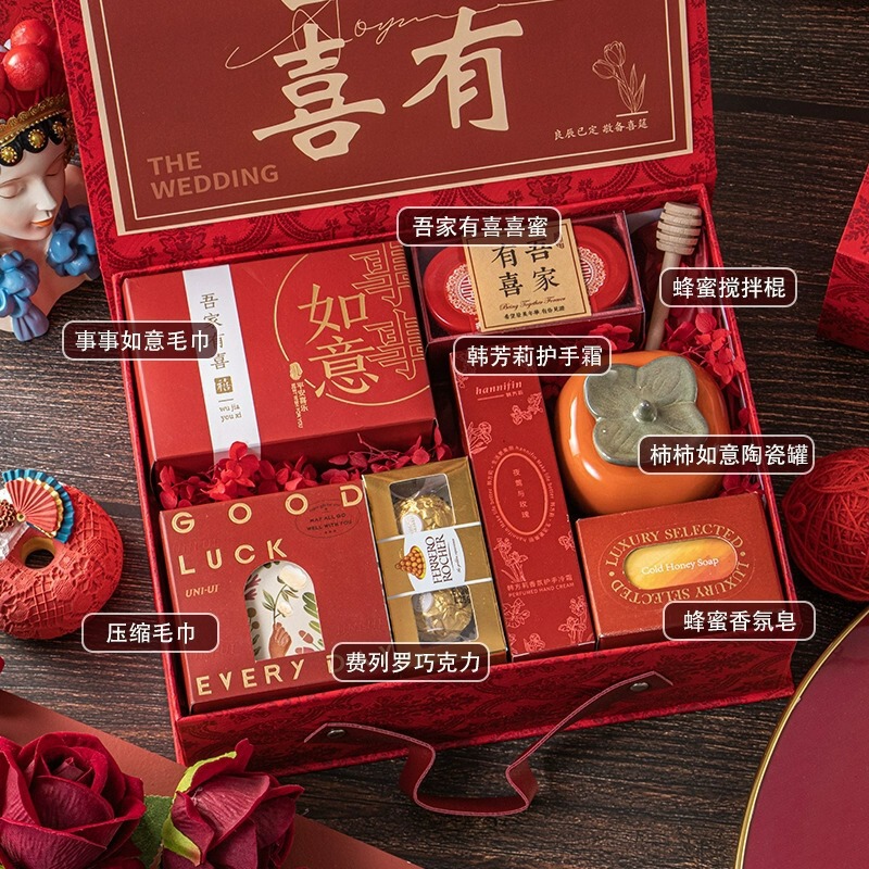 私の家族には結婚式の記念品、女性のブライズメイドへの実用的なギフト、結婚式の宴会のギフトボックス、ゲストへのローズギフトがあります。|undefined